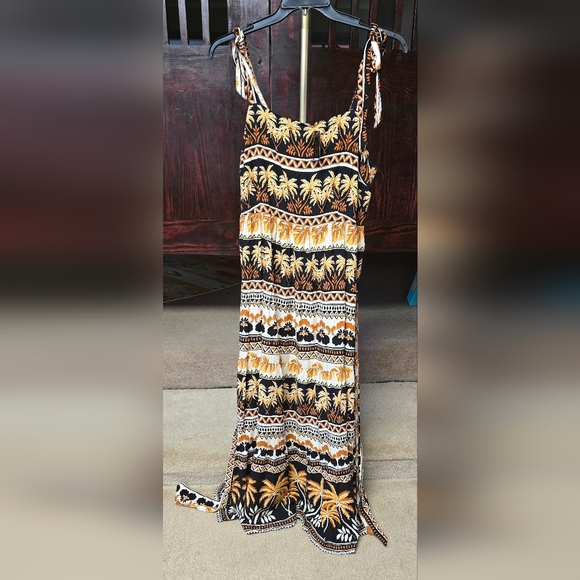 Avenue Dresses & Skirts - Avenue Black and Gold Patterned Sleeveless Dress